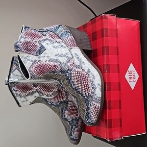 True Craft gorgeous navy multi-color women's bootie Size 10 med - NWT